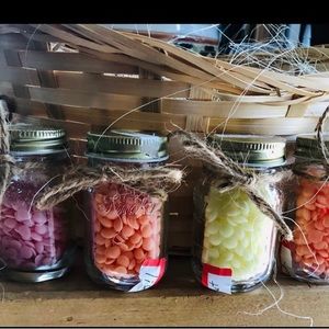 Mini jar wax melts jar style may vary.  I have many scents. Ask 🌸